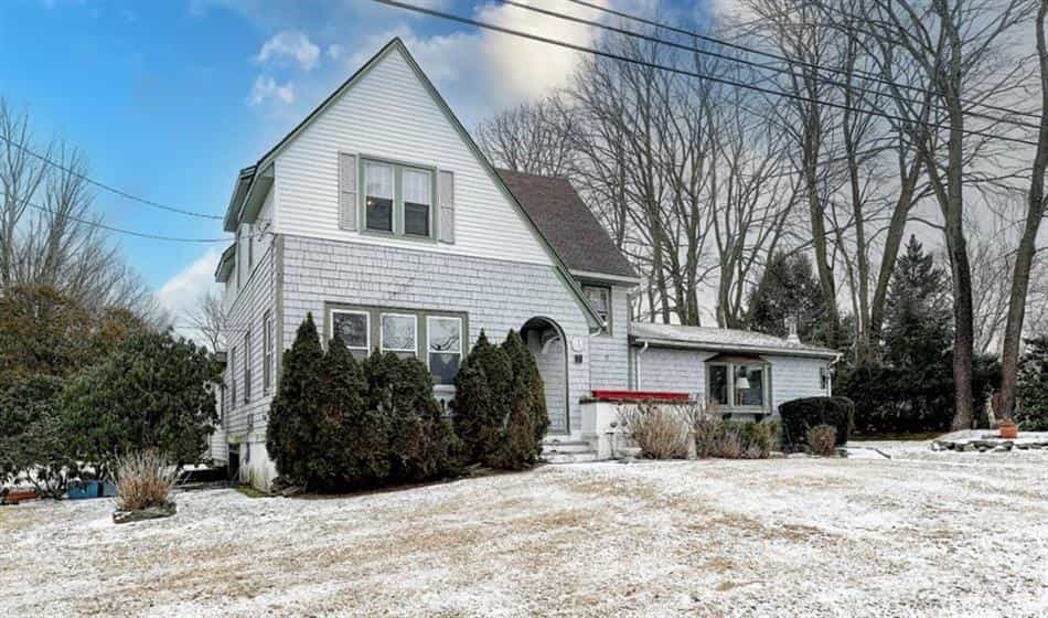 House in West Barrington, Rhode Island 10134684