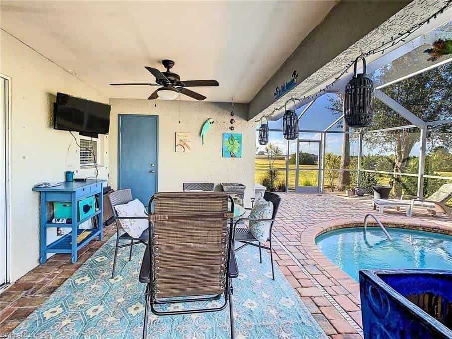 жилой дом в Cape Coral, Florida 10134764