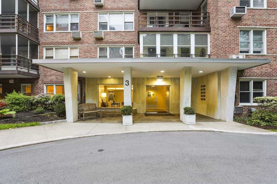 Condominium in Larchmont, New York 10135405