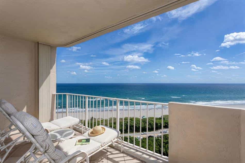 House in Highland Beach, Florida 10135829