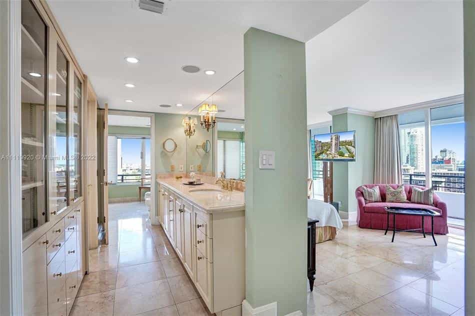 Condominium in Miami, Florida 10135900