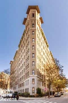 Condominium in New York, New York 10136461