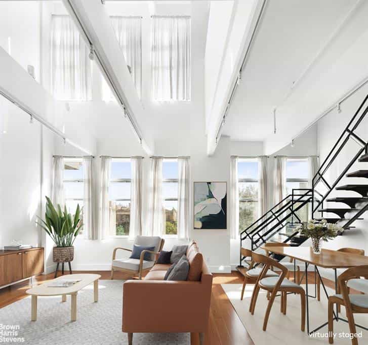 Condominium in New York, New York 10136485