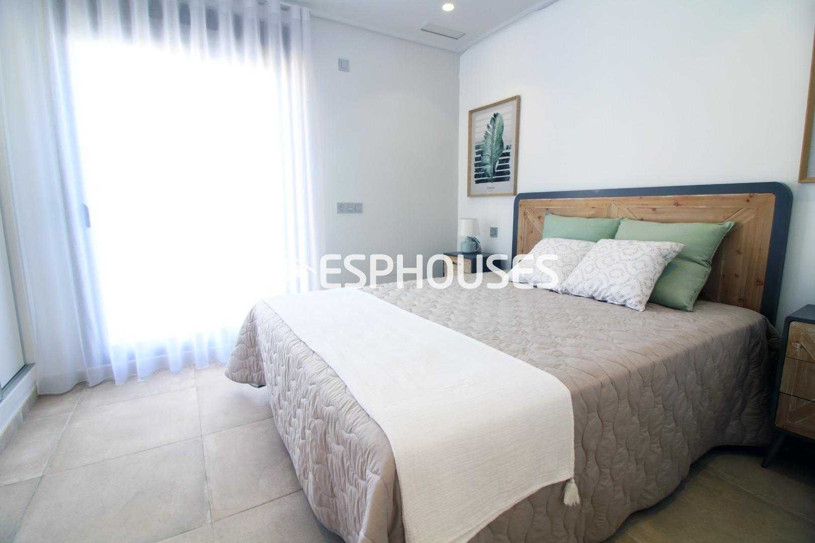 Condominium in Torre de la Horadada, Comunidad Valenciana 10136890