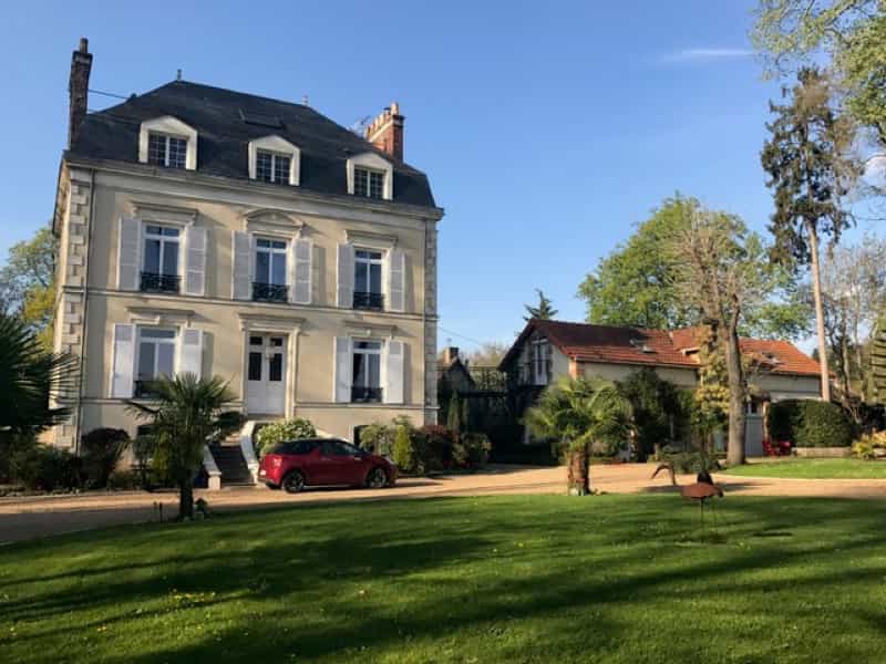 House in Tours, Centre-Val de Loire 10138165