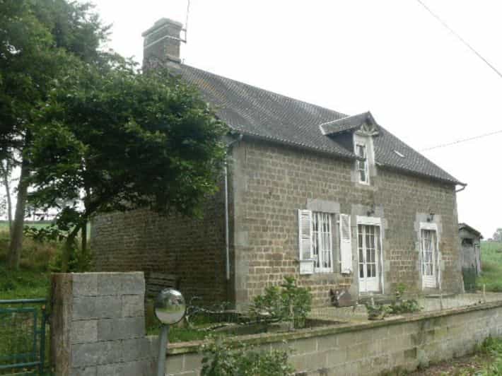 casa no Saint-Symphorien-des-Monts, Normandia 10138609