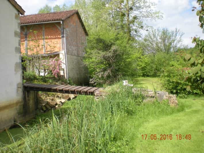 Haus im Nanteuil-en-Vallée, Neu-Aquitanien 10138612