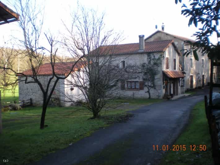 casa no Nanteuil-en-Vallée, Nouvelle-Aquitaine 10138612
