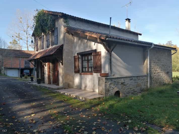 Rumah di Nanteuil-en-Vallée, Nouvelle-Aquitaine 10138612