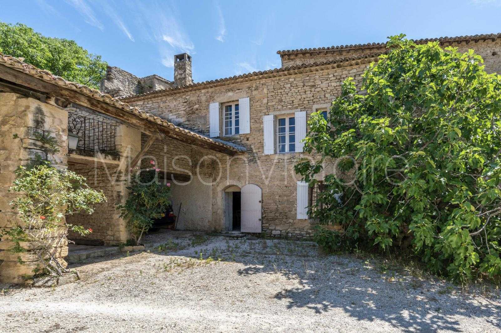 House in Cabrières-d'Avignon, Provence-Alpes-Côte d'Azur 10138895