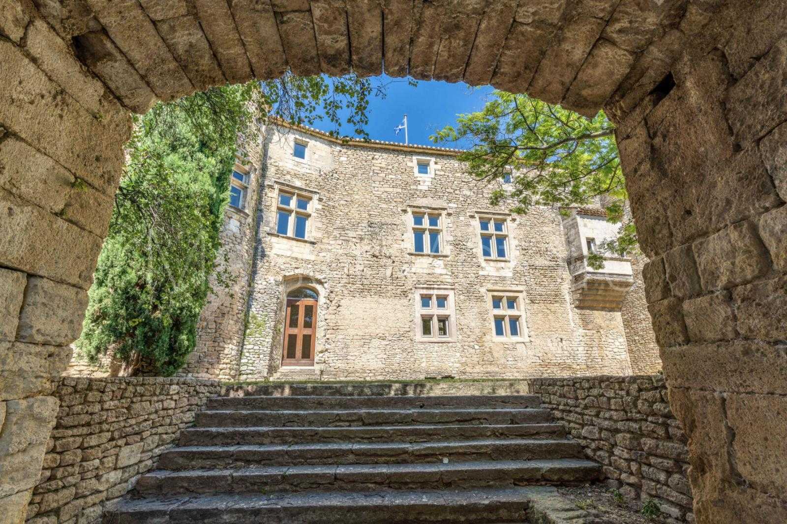 House in Cabrieres-d'Avignon, Provence-Alpes-Cote d'Azur 10138895