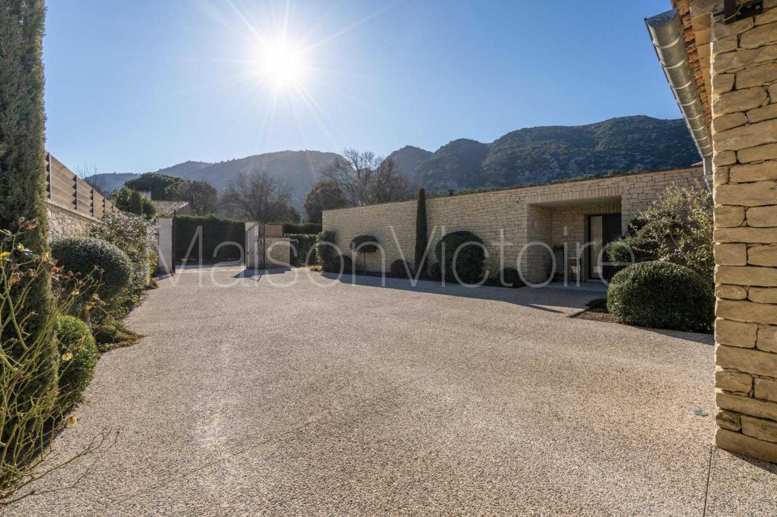 房子 在 Maubec, Provence-Alpes-Côte d'Azur 10138901