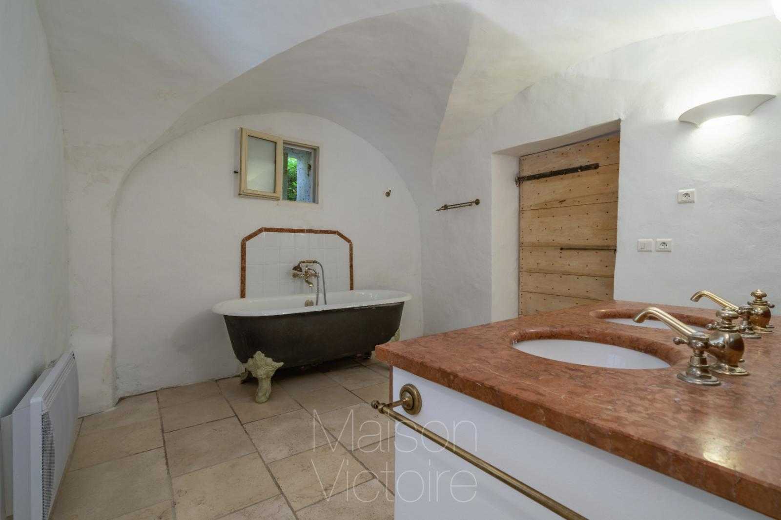 بيت في Ménerbes, Provence-Alpes-Côte d'Azur 10138907