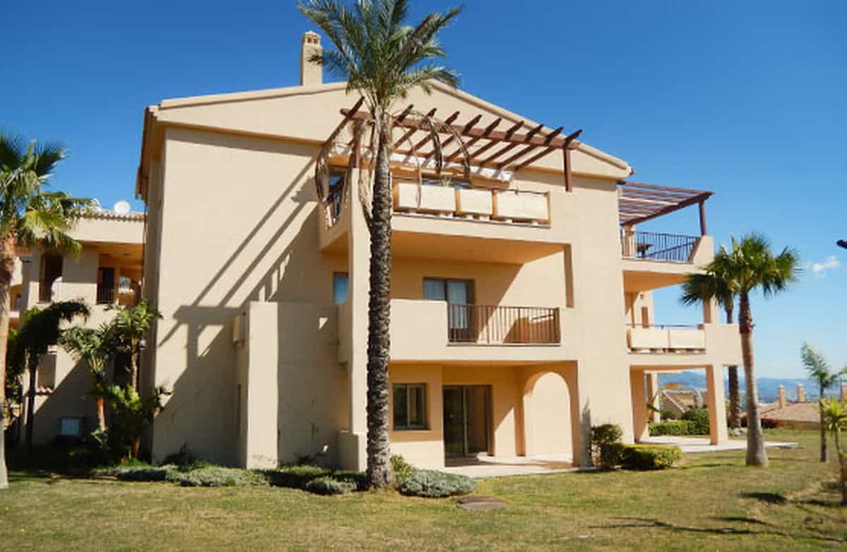 Condominium in Benahavis, Andalusia 10140382