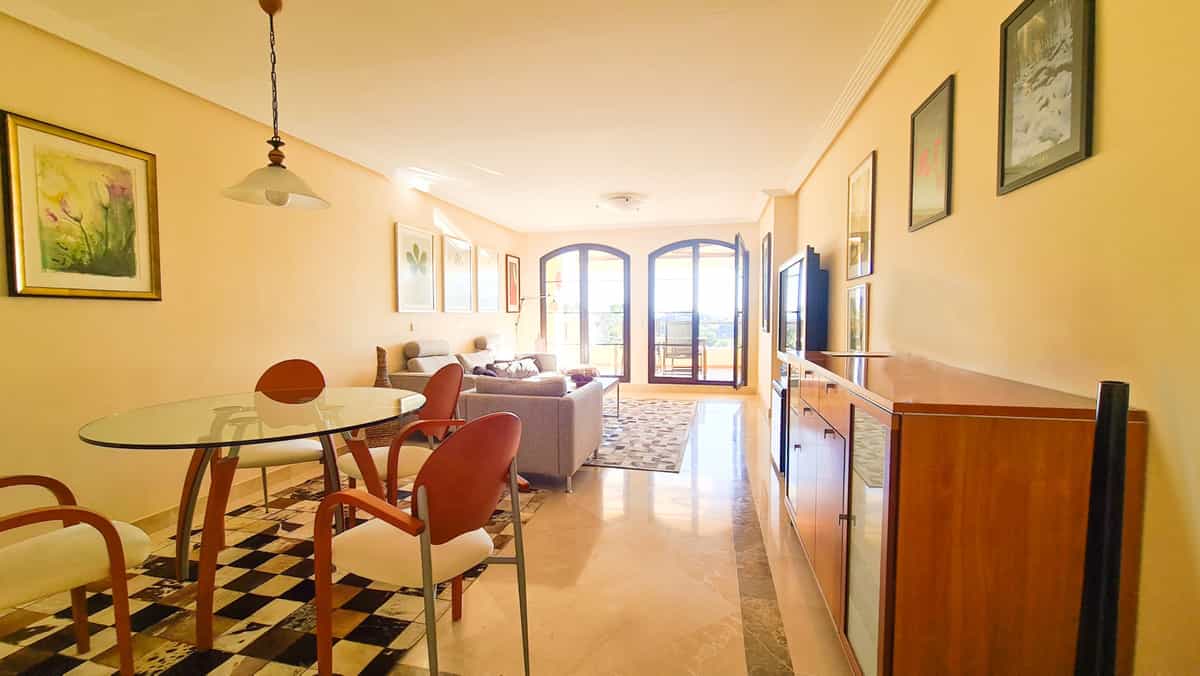 Condominium in Benahavis, Andalusia 10140401