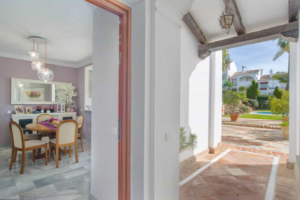 Condominium in Marbella, Andalucía 10141028