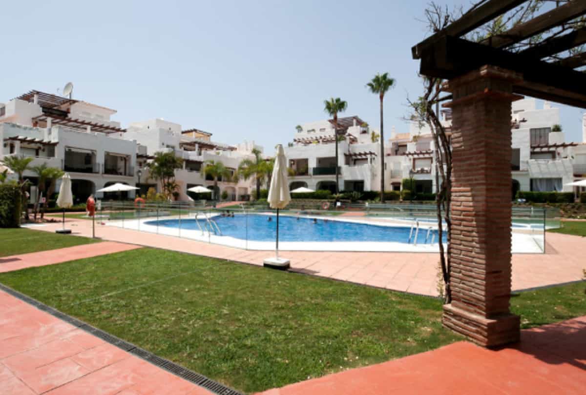 Condominium in San Pedro de Alcantara, Andalusia 10141944