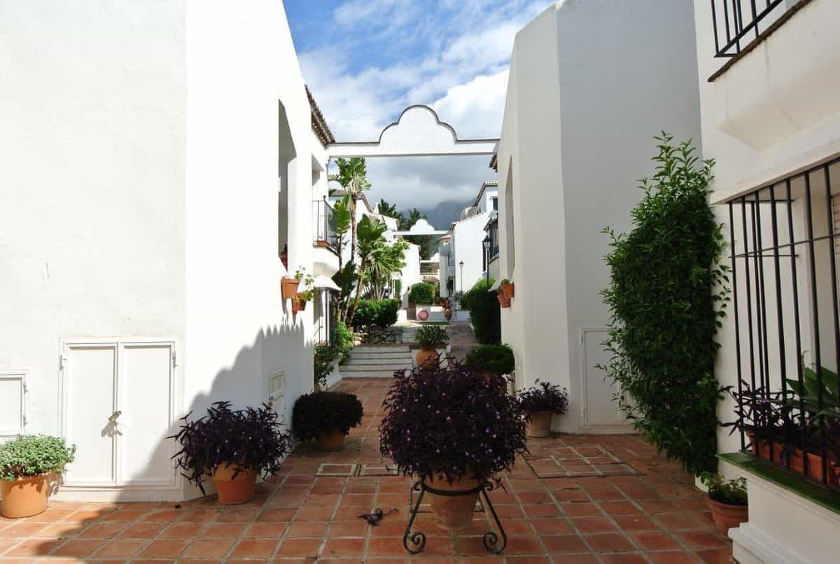 Condominium in Marbella, Andalucía 10142296