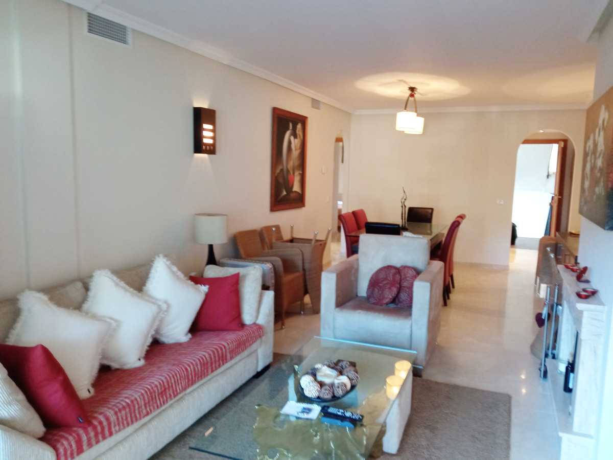 Condominium in Benahavis, Andalusia 10143412