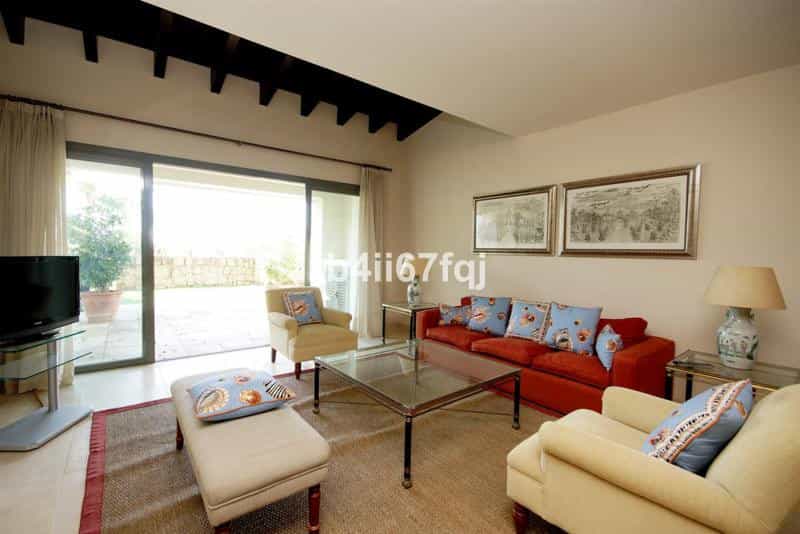 Condominium in Benahavis, Andalusia 10143498