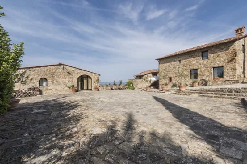 Rumah di Castellina di Chianti, Toskana 10143596