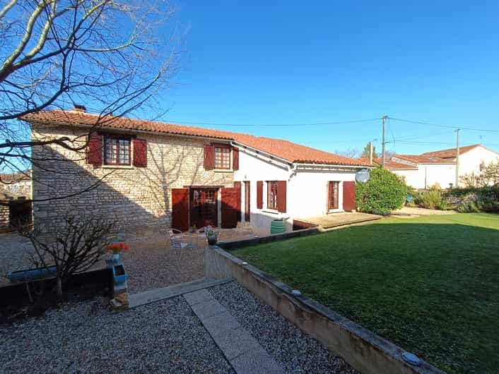 House in Charme, Nouvelle-Aquitaine 10143712