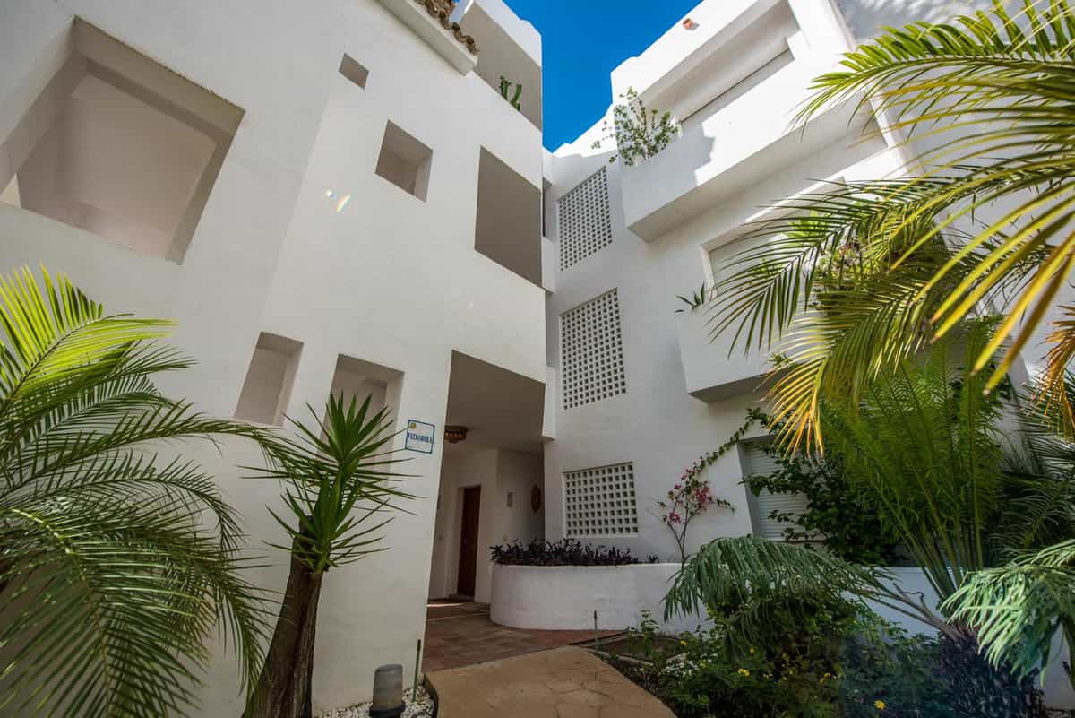 Condominium in Benahavis, Andalusia 10144496