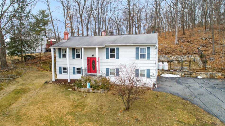 House in Mahopac, New York 10145943