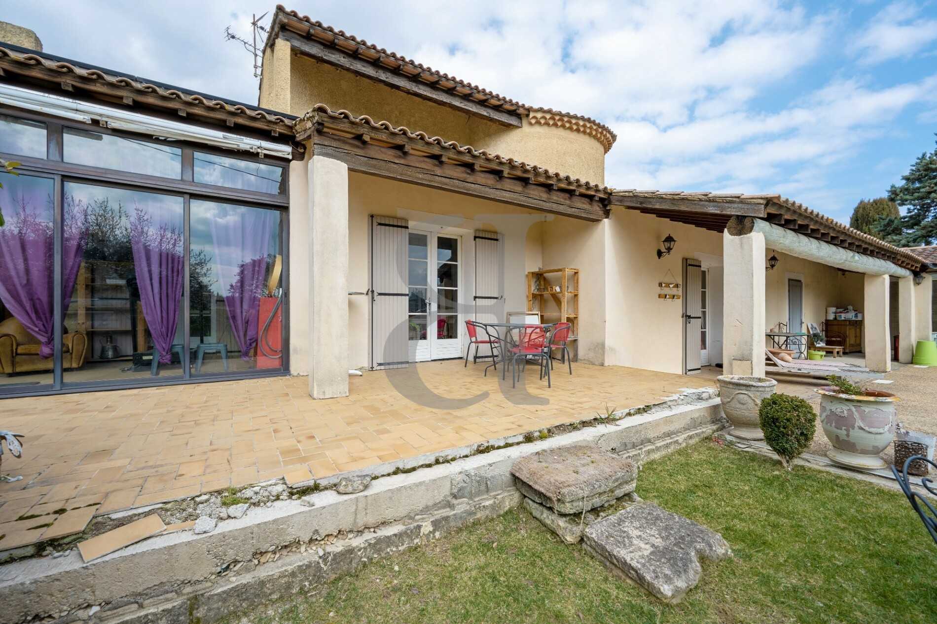 Huis in L'Isle-sur-la-Sorgue, Provence-Alpes-Côte d'Azur 10146172
