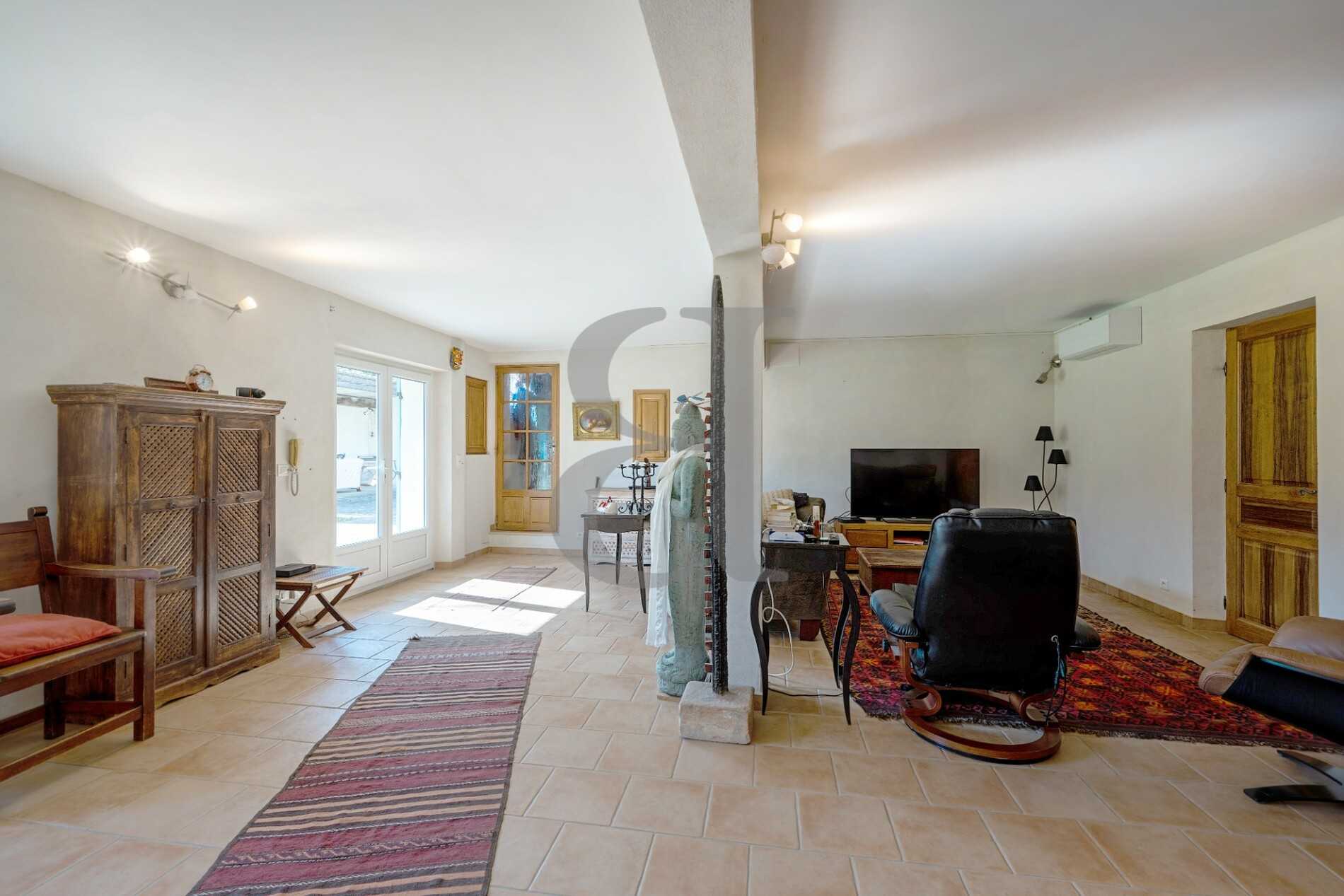 Будинок в L'Isle-sur-la-Sorgue, Provence-Alpes-Côte d'Azur 10146242