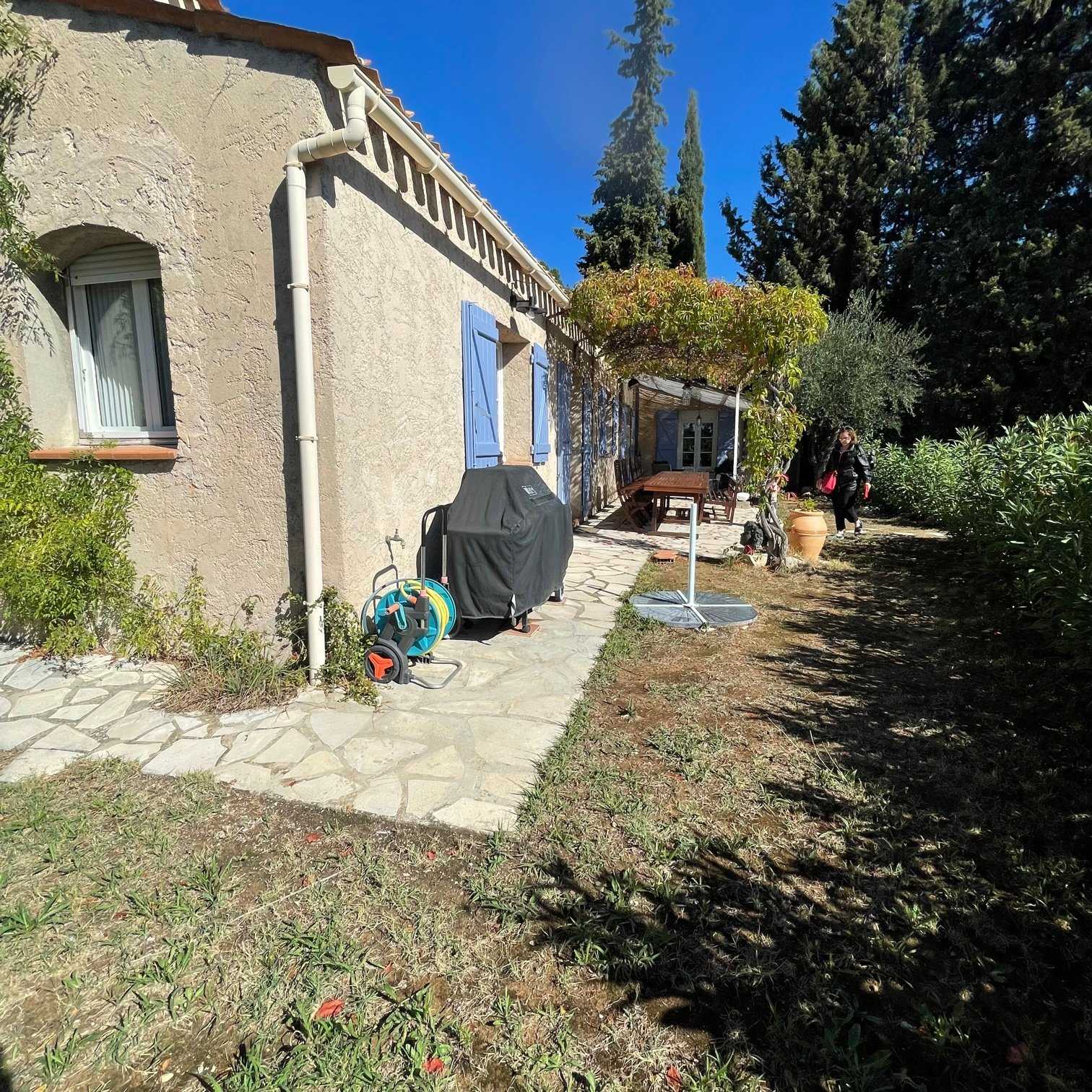 σπίτι σε Cotignac, Provence-Alpes-Côte d'Azur 10146699