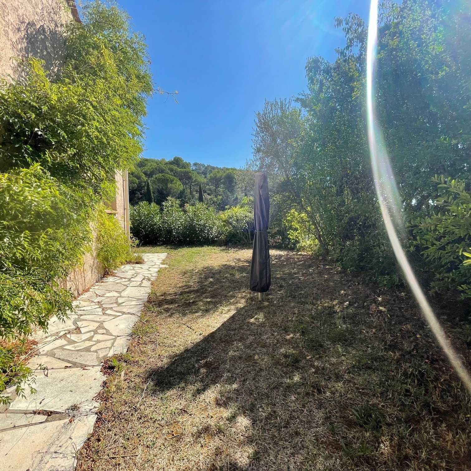 σπίτι σε Cotignac, Provence-Alpes-Côte d'Azur 10146699