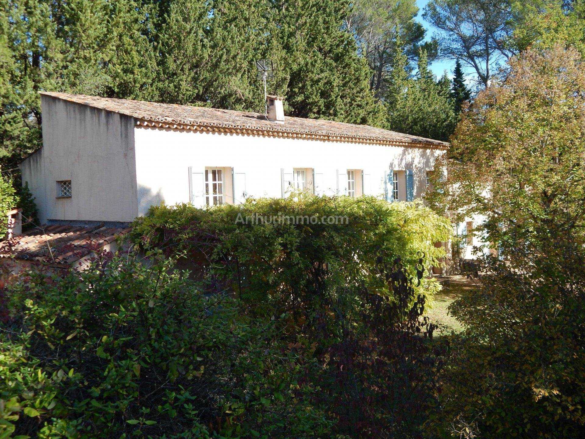 Talo sisään Villecroze, Provence-Alpes-Cote d'Azur 10146701