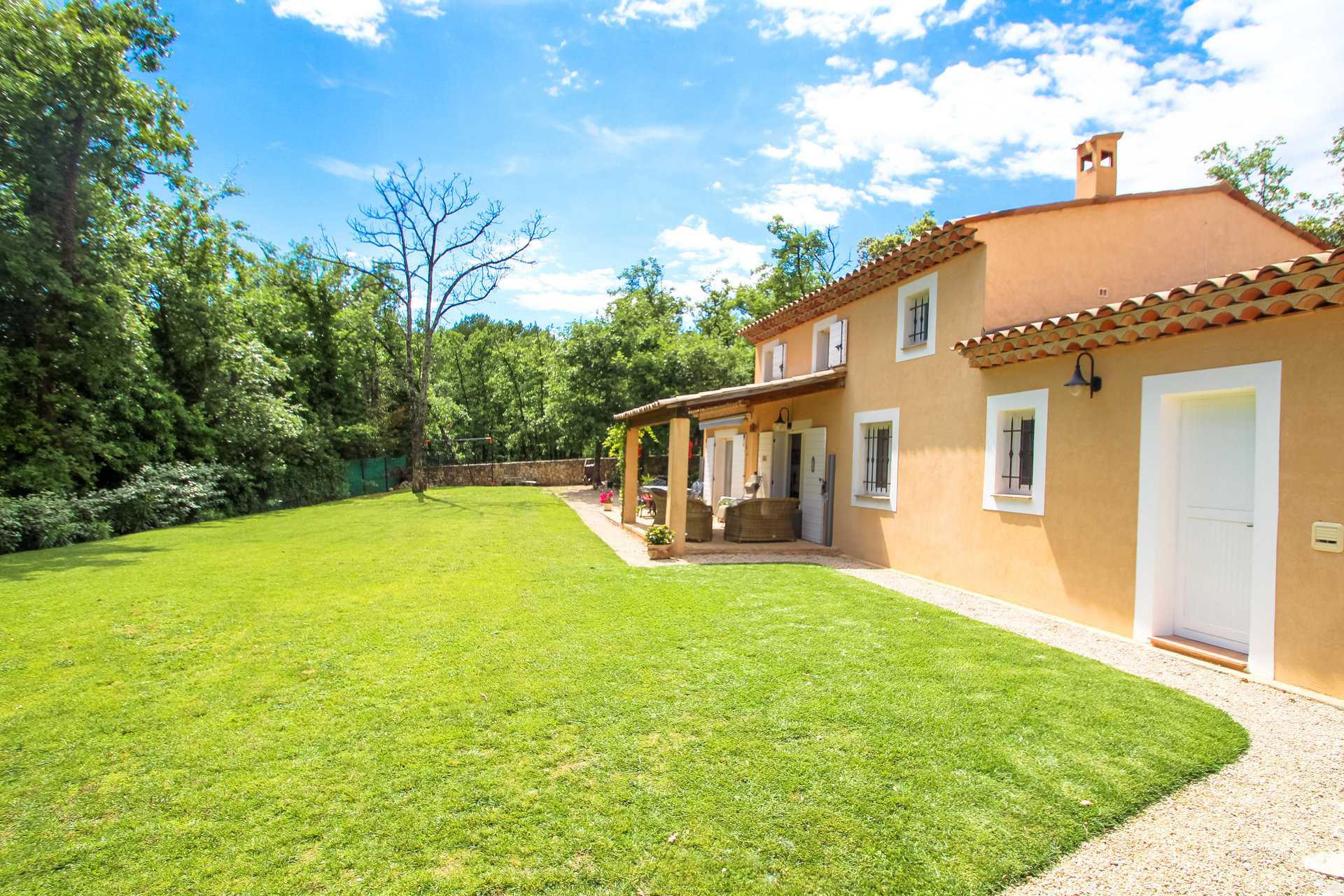 بيت في Fayence, Provence-Alpes-Côte d'Azur 10146713