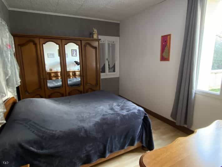 Dom w Nanteuil-en-Vallée, Nouvelle-Aquitaine 10146965