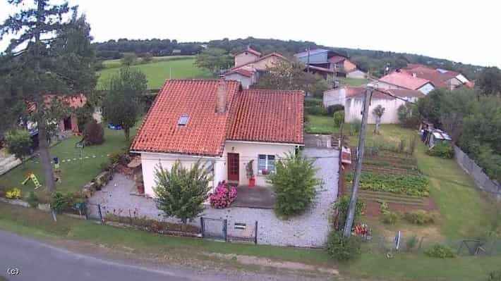 σπίτι σε Civray, Nouvelle-Aquitaine 10146986