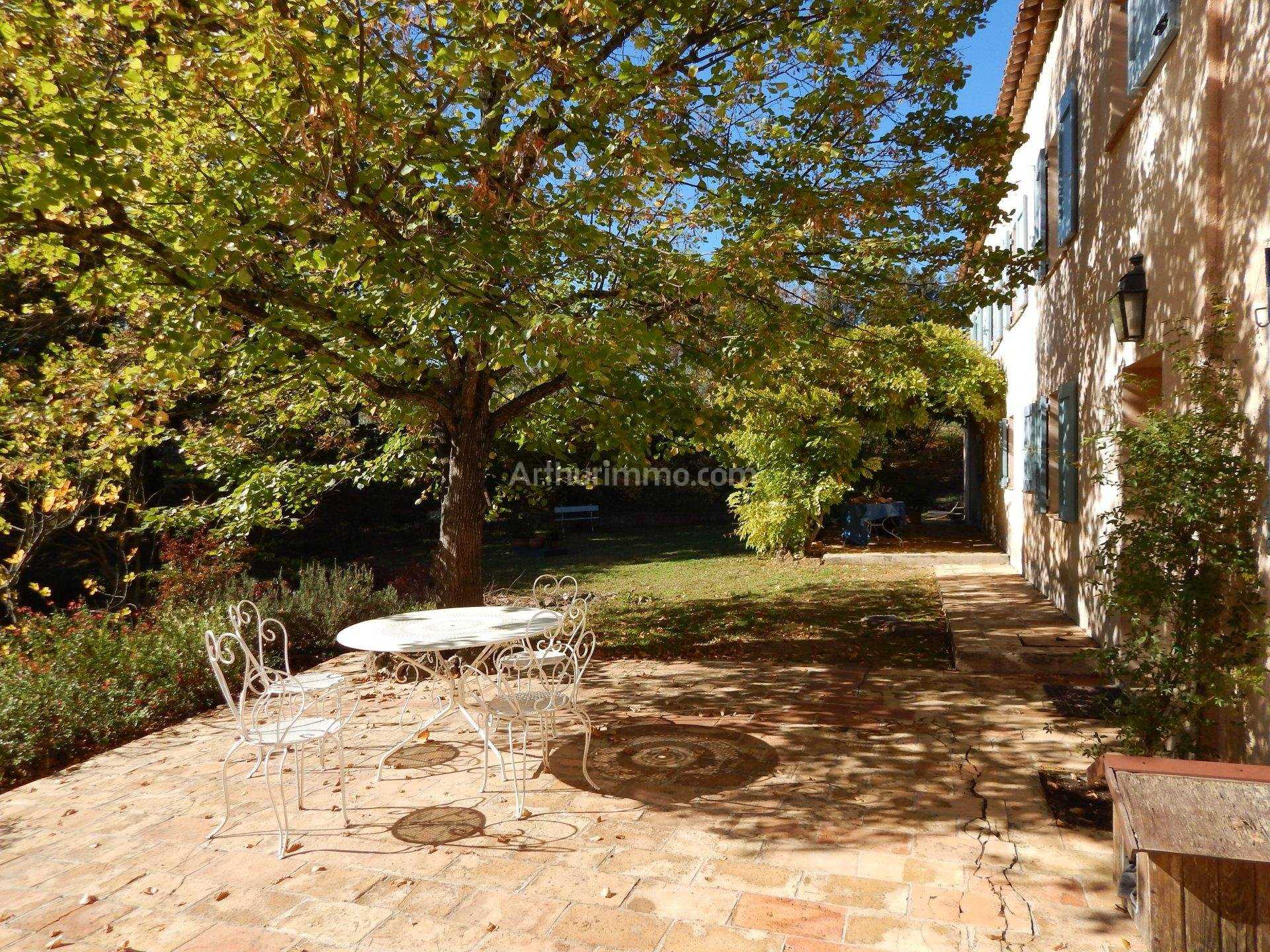 Talo sisään Villecroze, Provence-Alpes-Cote d'Azur 10147108