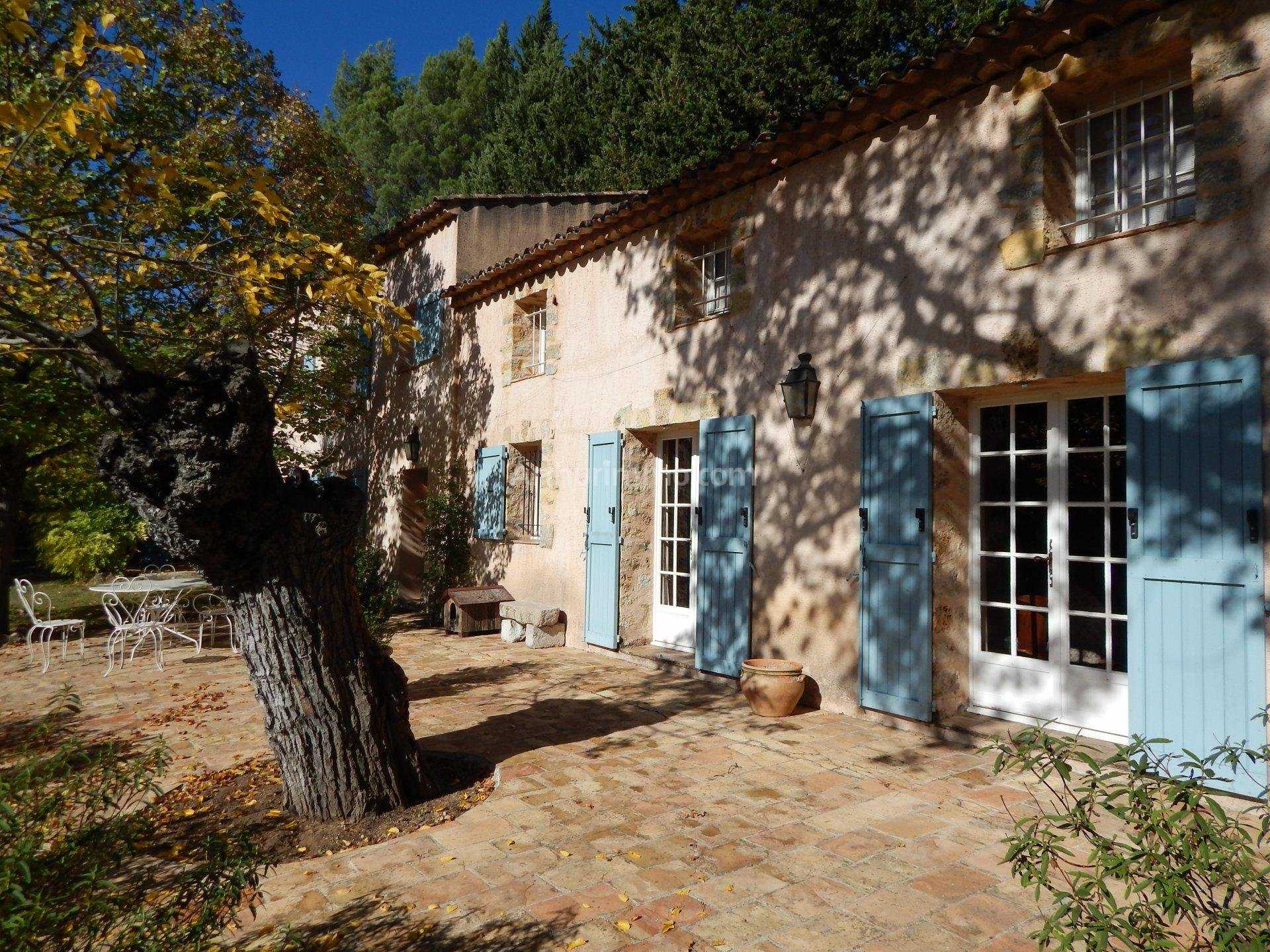 Будинок в Villecroze, Provence-Alpes-Cote d'Azur 10147108