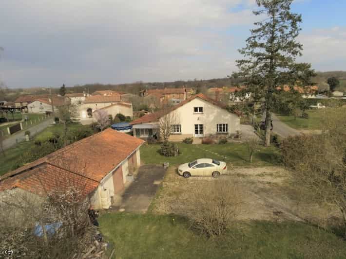 मकान में Civray, Nouvelle-Aquitaine 10148498