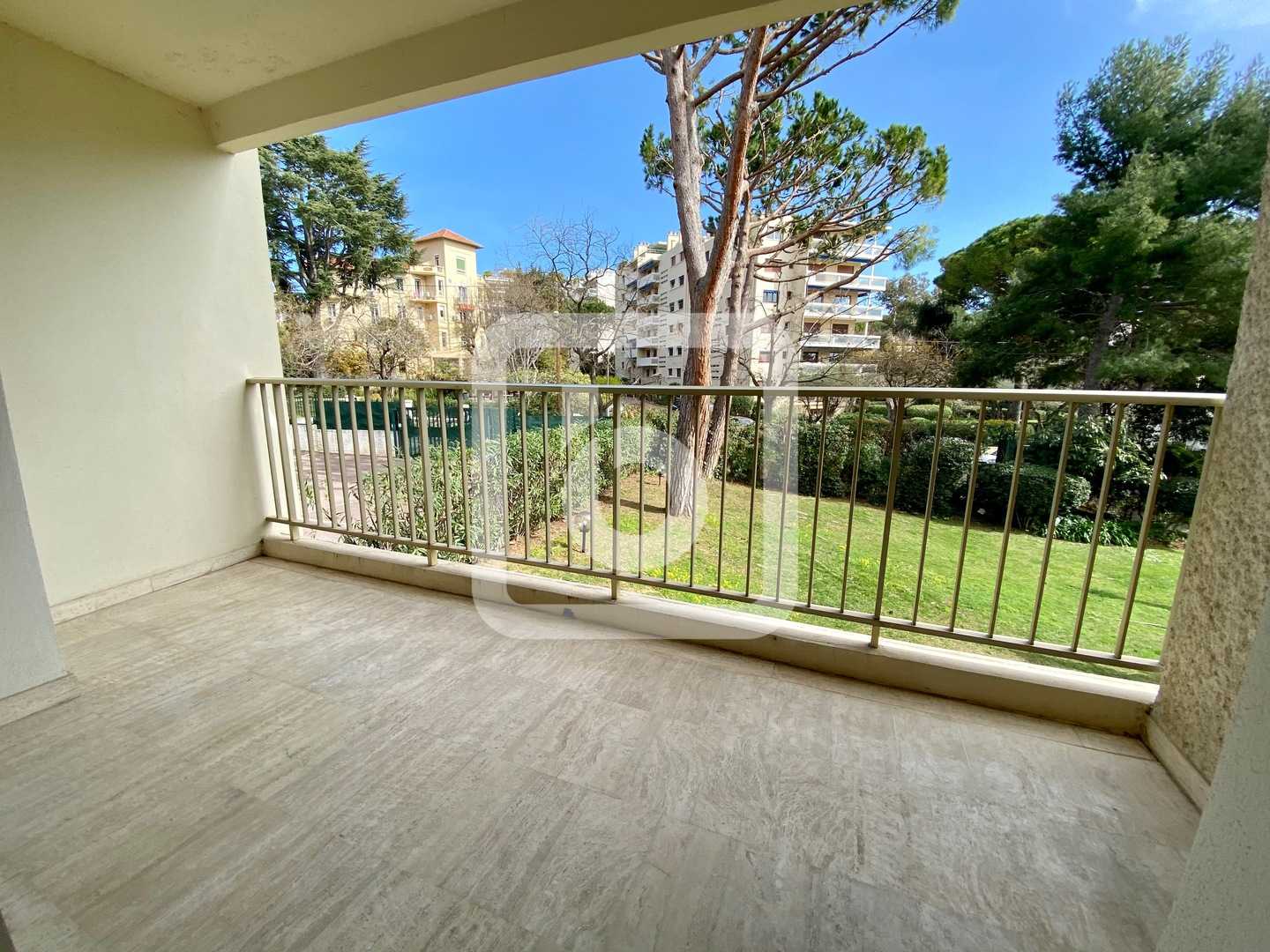 Condominium in Antibes, Provence-Alpes-Côte d'Azur 10149315