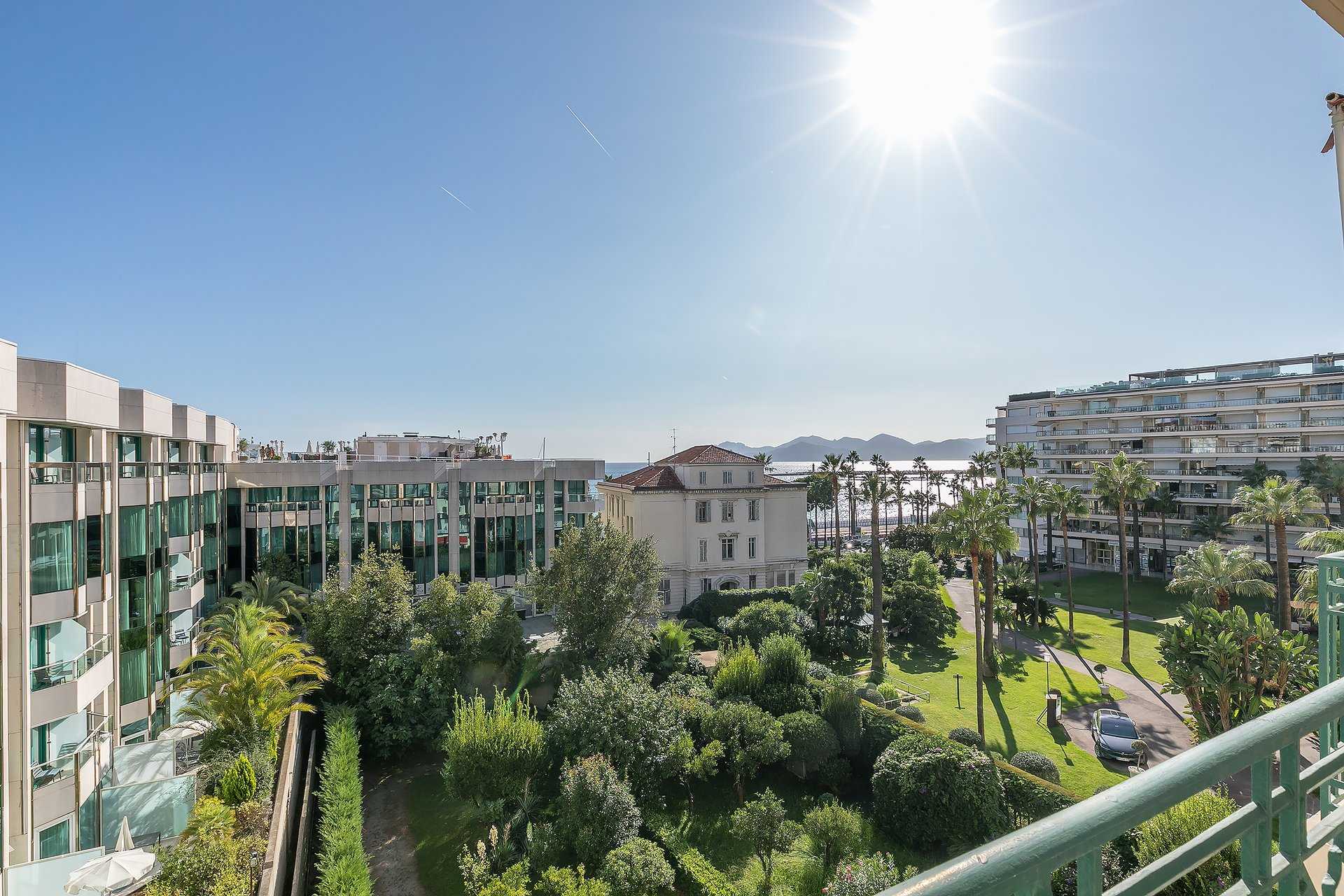 Osakehuoneisto sisään Cannes, Provence-Alpes-Cote d'Azur 10149519