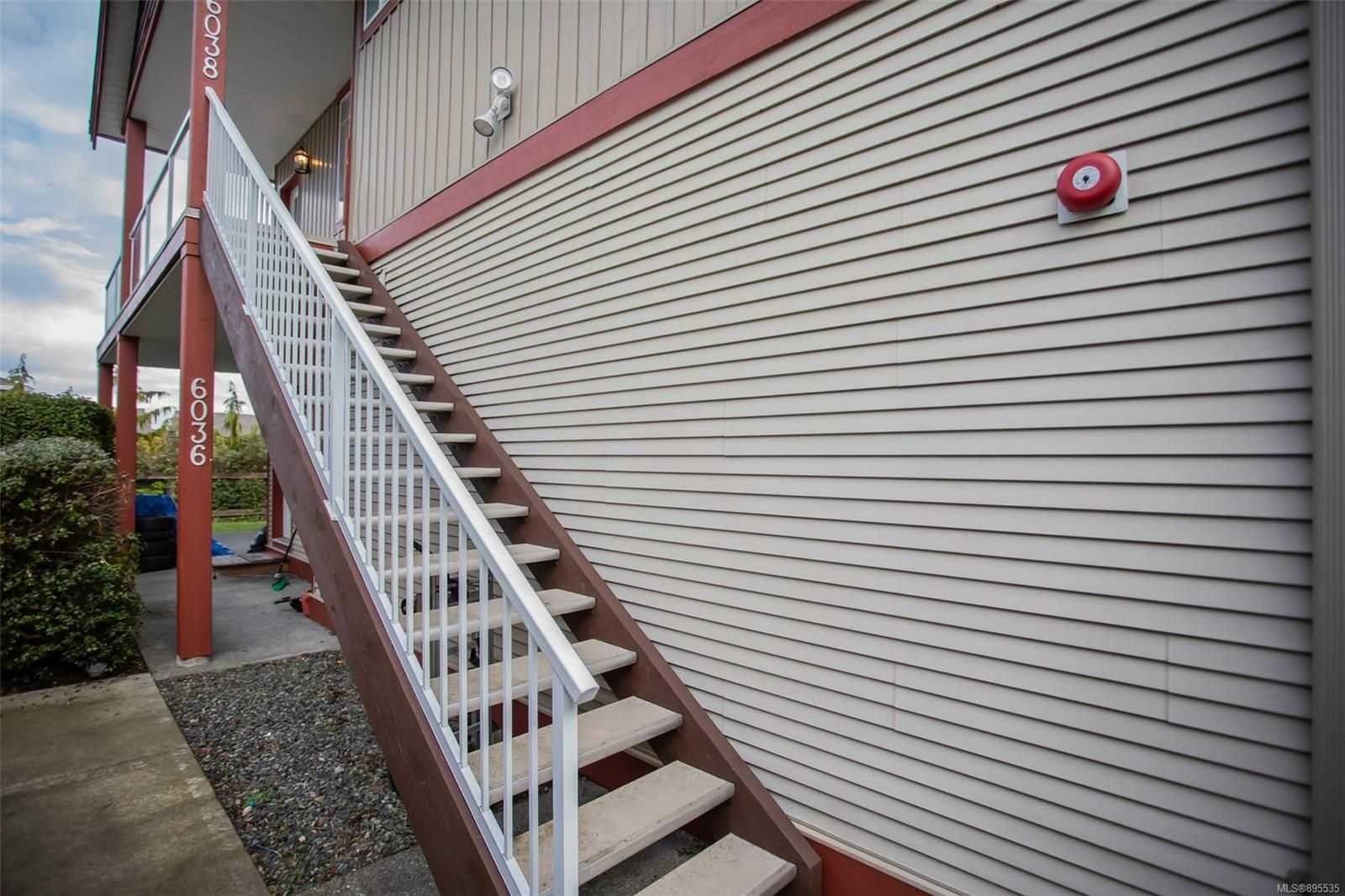 House in Nanaimo, British Columbia 10151011