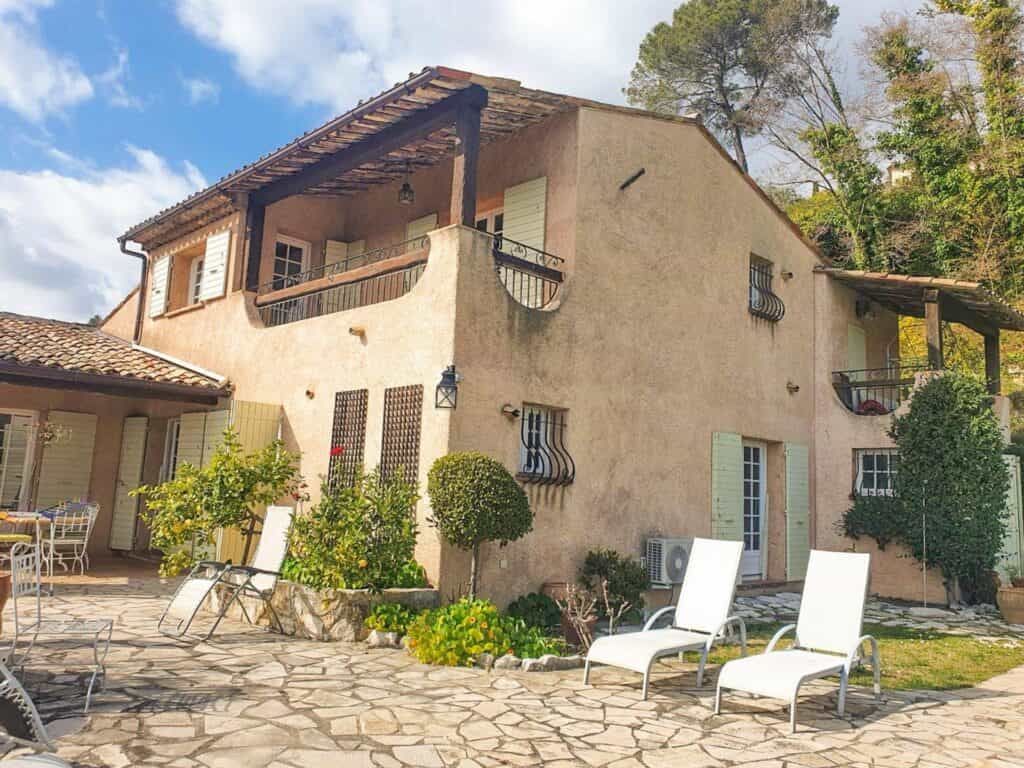 Talo sisään La Colle-sur-Loup, Provence-Alpes-Cote d'Azur 10151137