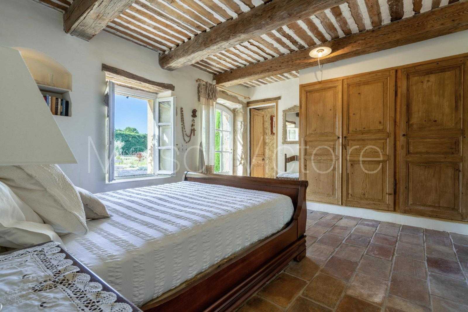 House in Robion, Provence-Alpes-Côte d'Azur 10151666