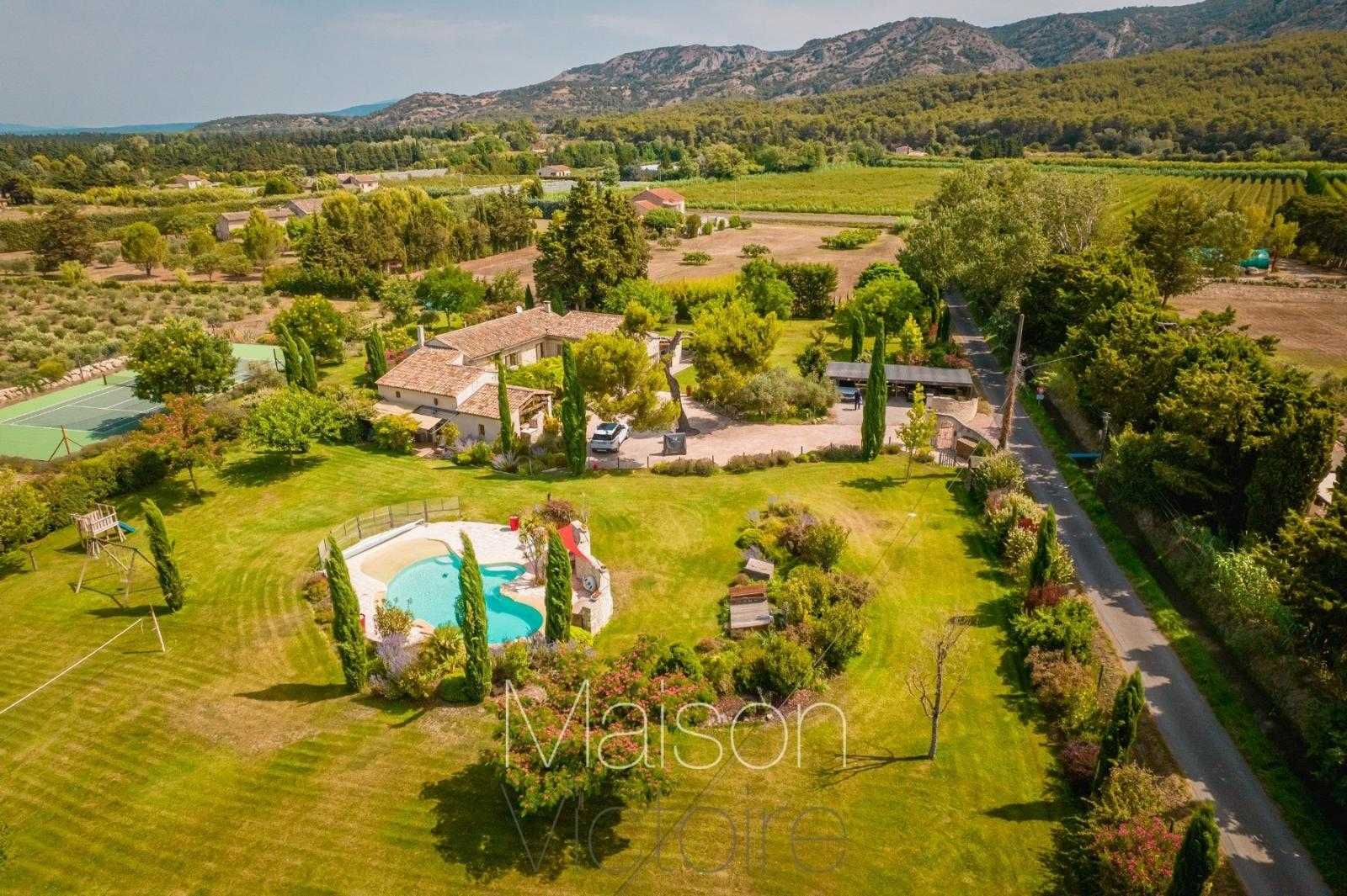 房子 在 Cheval-Blanc, Provence-Alpes-Côte d'Azur 10151675