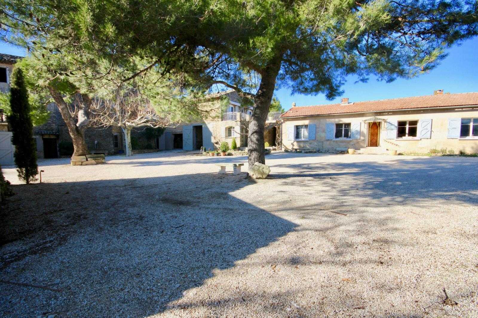 Hus i Cabrieres-d'Avignon, Provence-Alpes-Cote d'Azur 10151683