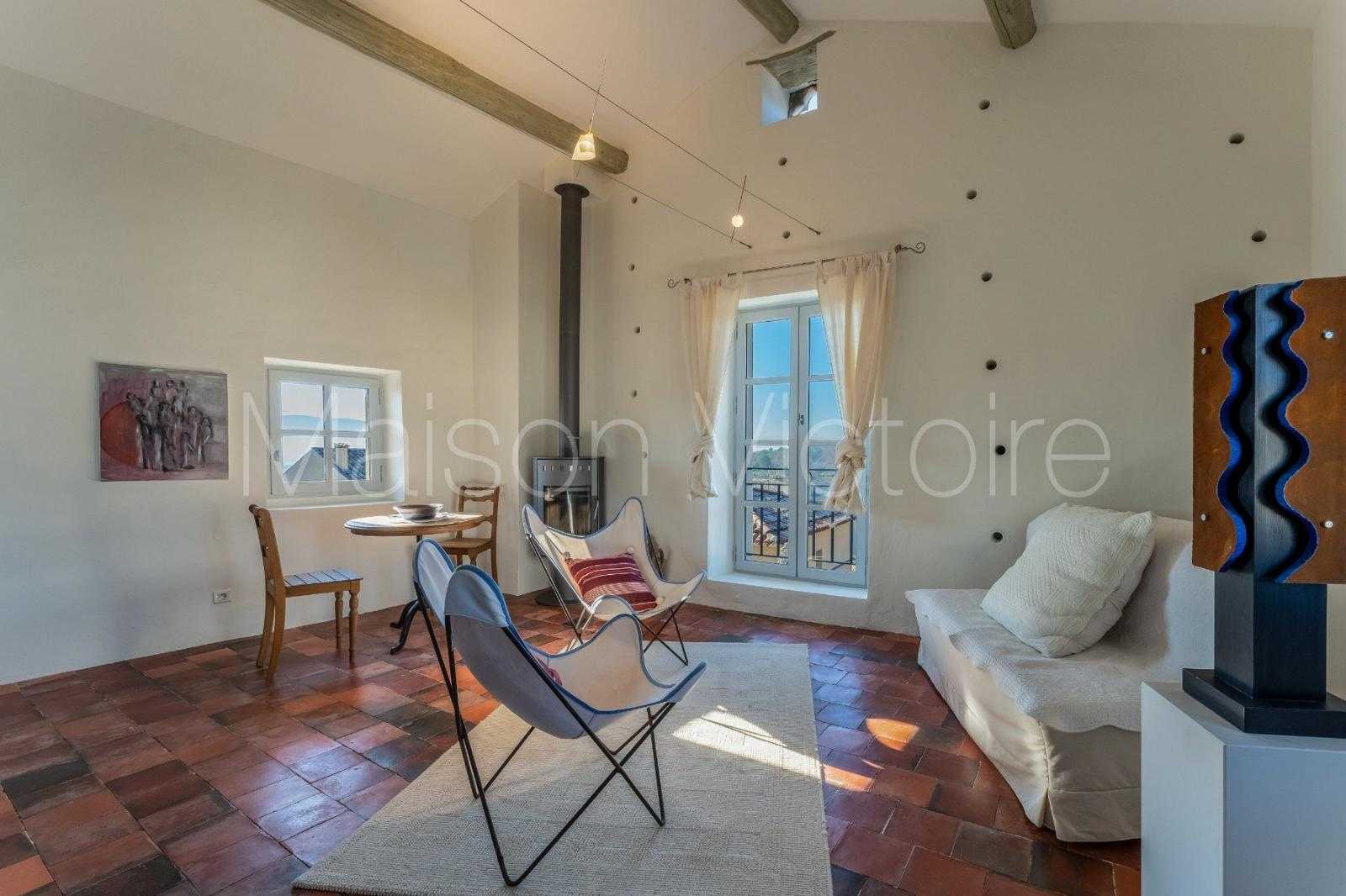 House in Cabrieres-d'Avignon, Provence-Alpes-Cote d'Azur 10151713