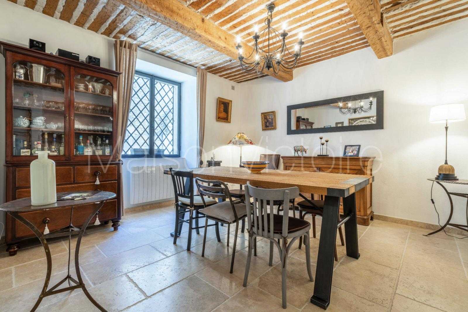 House in Cabrieres-d'Avignon, Provence-Alpes-Cote d'Azur 10151716