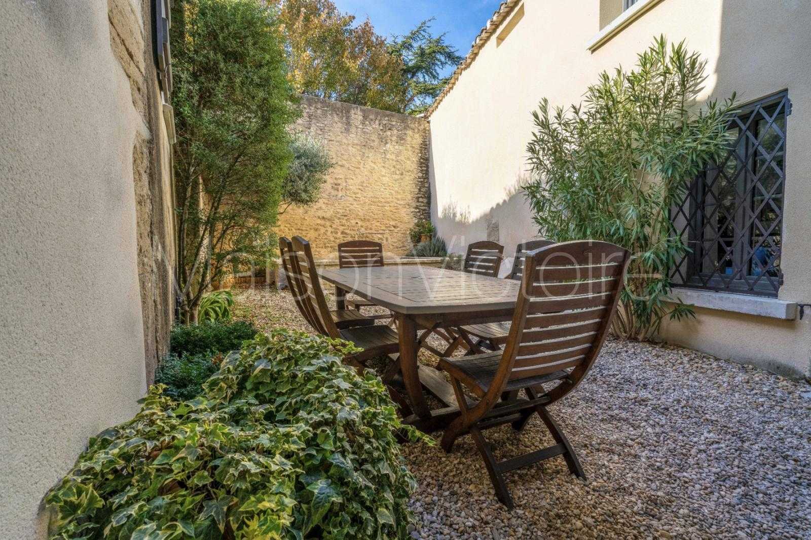Huis in Cabrières-d'Avignon, Provence-Alpes-Côte d'Azur 10151716