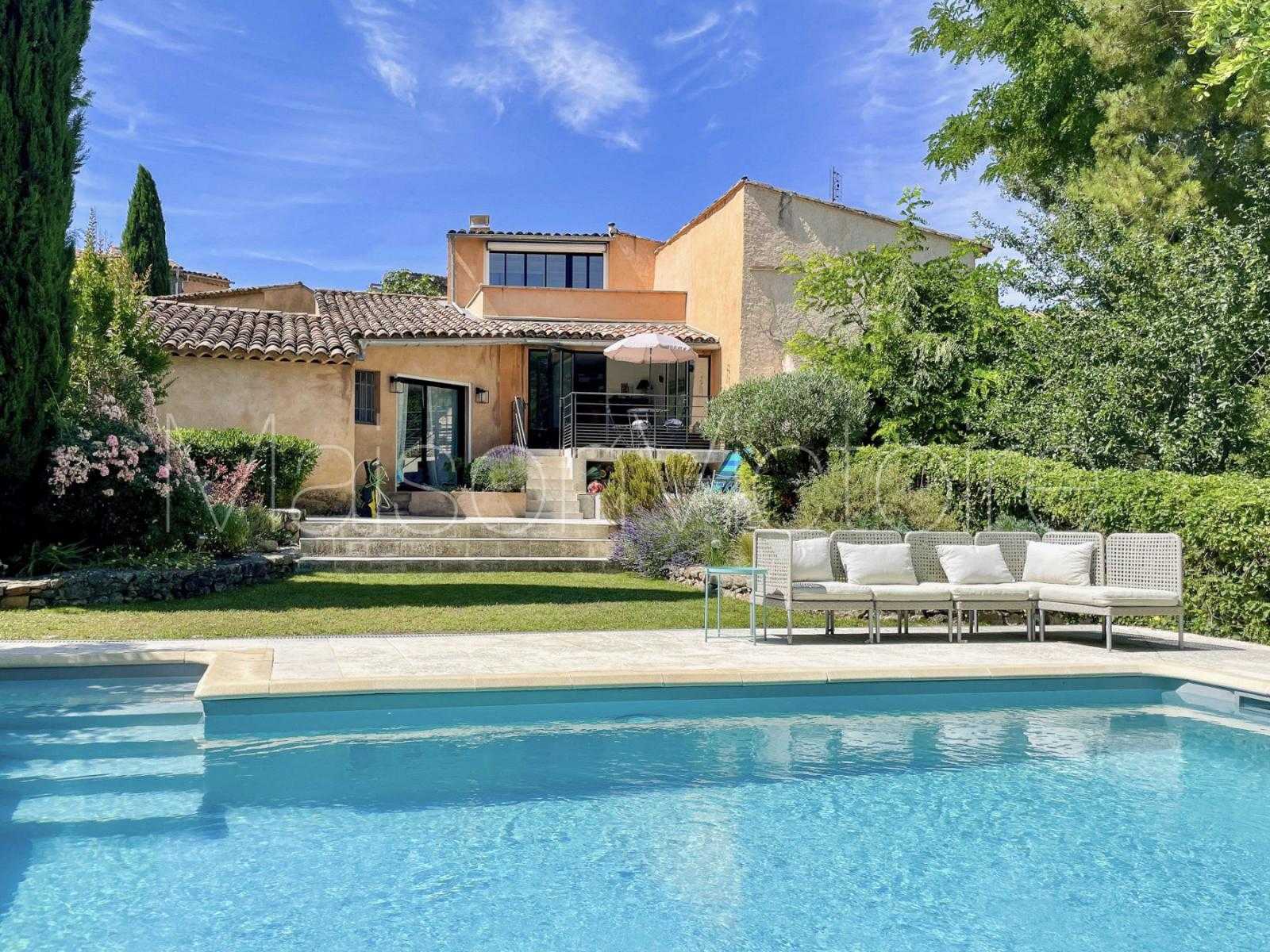 House in Roussillon, Provence-Alpes-Cote d'Azur 10151725